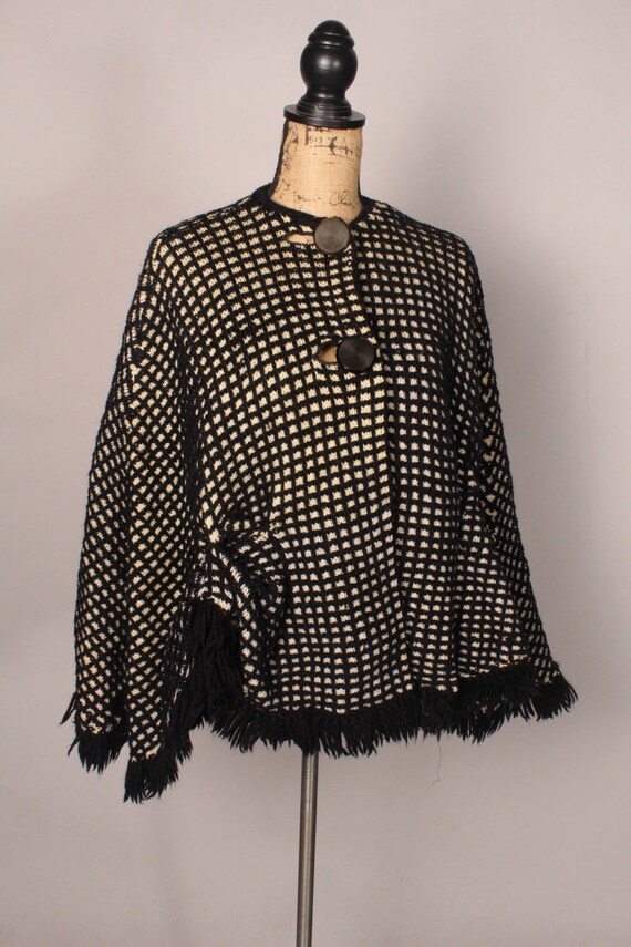 60's Cape //  Vintage 60's Black & Cream Knit Cap… - image 3