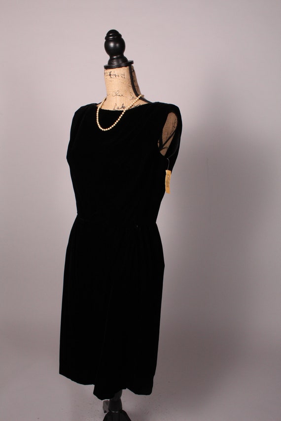 60s Dress //Vintage 60s Black Velvet Dress by Vic… - image 6