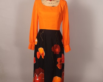 Vestido largo vintage de los años 60 en color negro y naranja con falda floral de Van Roth Talla M 28" de cintura