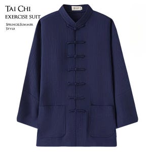 Può includere: Tuta da allenamento Tai Chi blu navy con colletto alla coreana, chiusure a ranella e due tasche anteriori. Il testo "TAI CHI EXERCISE SUIT SPRING&SUMMER STYLE" è stampato in alto a sinistra.