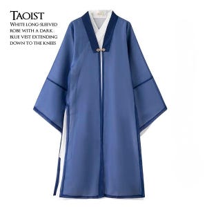 Puede incluir: Una larga túnica azul fluida con un chaleco azul oscuro y detalles blancos. La túnica tiene mangas largas y llega hasta las rodillas. El texto "TAOIST" y una descripción están impresos en la esquina superior izquierda.
