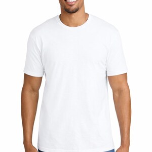 Może przedstawiać: Zestaw trzech ceramicznych kubk&oacute;w z nakrapianym, matowym wykończeniem. Kubki są w odcieniach kremu, jasnoszarym i ciemnoszarym. Każdy kubek ma prosty, minimalistyczny design, idealny do kawy lub herbaty.