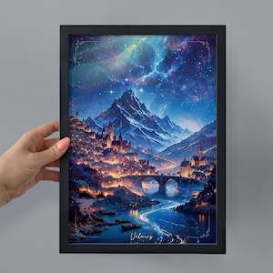 Puede incluir: Impresi&oacute;n art&iacute;stica enmarcada que representa un paisaje de fantas&iacute;a con una ciudad al pie de monta&ntilde;as nevadas. La obra presenta un puente sobre un r&iacute;o, barcos y un cielo nocturno vibrante con estrellas y nebulosas. La palabra "Velaris" est&aacute; escrita en la parte inferior.