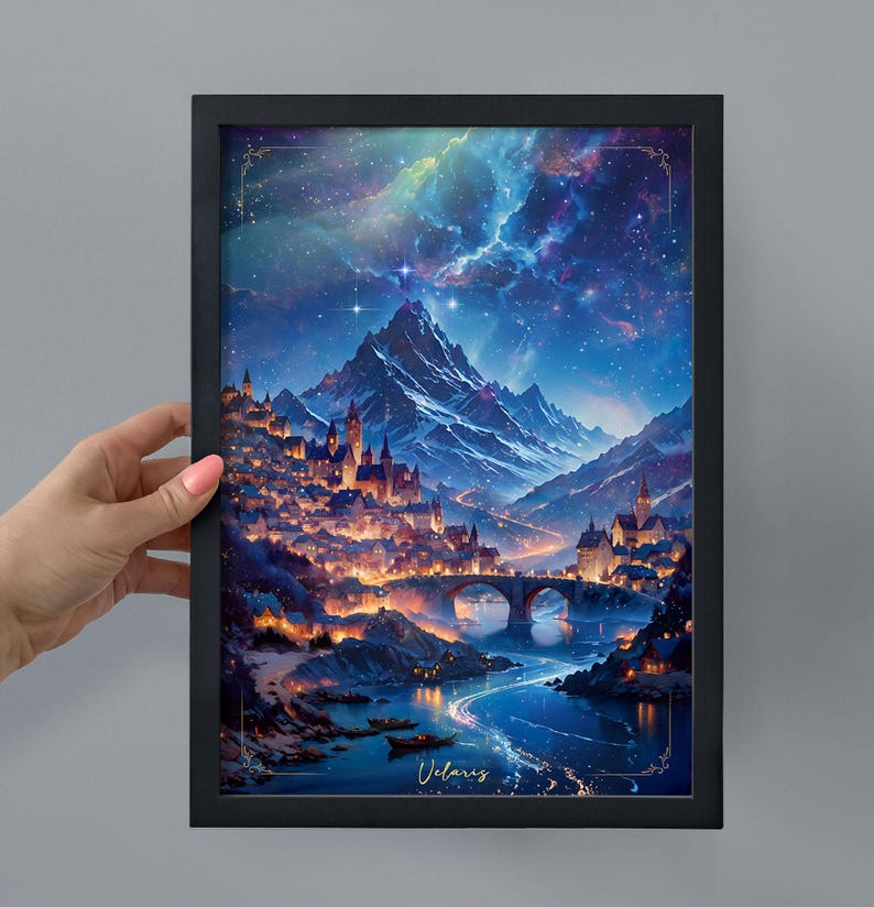 Puede incluir: Impresi&oacute;n art&iacute;stica enmarcada que representa un paisaje de fantas&iacute;a con una ciudad al pie de monta&ntilde;as nevadas. La obra presenta un puente sobre un r&iacute;o, barcos y un cielo nocturno vibrante con estrellas y nebulosas. La palabra "Velaris" est&aacute; escrita en la parte inferior.