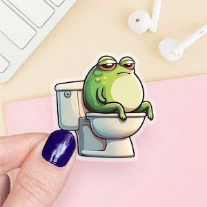 Unamused Frog on toilet Clear sticker, vinyl waterdicht koffie sticker, grappige pad voor laptops telefoons Kindle waterflessen Stanley Cup mok