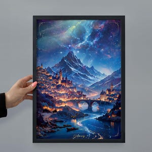Puede incluir: Una impresi&oacute;n art&iacute;stica enmarcada que representa un paisaje de fantas&iacute;a con un pueblo junto a un r&iacute;o, bajo un cielo nocturno estrellado. La obra de arte presenta un puente, monta&ntilde;as y edificios iluminados. La impresi&oacute;n est&aacute; sujeta por una mano.