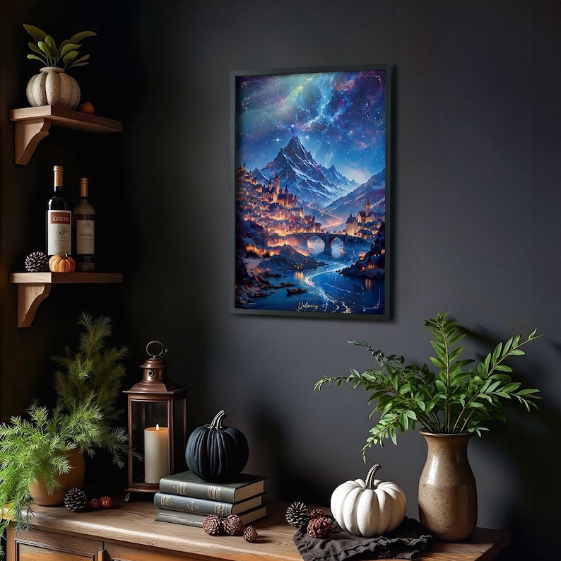 Puede incluir: Una impresi&oacute;n art&iacute;stica enmarcada que representa un paisaje de fantas&iacute;a con una cordillera, un r&iacute;o y una ciudad iluminada por luces c&aacute;lidas. La obra de arte presenta un cielo nocturno vibrante con estrellas y nebulosas. La impresi&oacute;n se exhibe en una pared oscura.