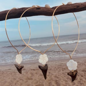 Shark Tooth Choker: Mother of Pearl Flower, Gold or Silver Wire