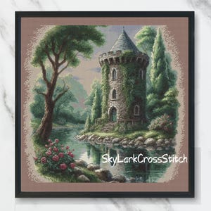 Könnte beinhalten: Kreuzstich-Bild eines Steinturms auf einer Insel, umgeben von Wasser und Grün. Der Turm ist mit Wein bedeckt, hat ein konisches Dach und gewölbte Fenster. Rosa Rosen und Bäume rahmen die Szene ein. Der Text "SkyLarkCrossStitch" ist sichtbar.