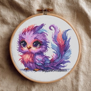 Ave fénix bebé de fantasía púrpura, plumas neón, diseño de criatura artística, gráfico de bordado moderno, patrón de punto de cruz digital