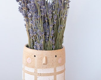 miss tabitha: friendly handmade vase *grid*