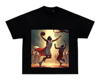 Op de afbeelding: Zwart T-shirt met een grafische print van twee basketballers in de lucht, een in een rood-wit shirt en de ander in een rood shirt, met een basketbalring en net op de achtergrond.