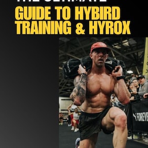 以下が含まれることがあります： 赤い帽子と黒いショートパンツを着た男性が、サンドバッグを使ってウェイト付きランジを行っています。彼は、背景に他の人がいるジムにいます。