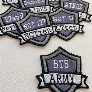 Könnte beinhalten: Eine Sammlung von gestickten Bügelbildern mit den Namen verschiedener K-Pop-Gruppen, darunter NCT, BlackPink, Ateez, WayV, NCT 127, NCT U, NCTzen und BTS Army.