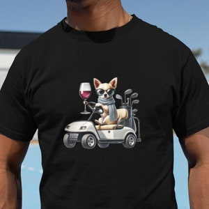 ゴルフカートに乗ったチワワのソフトスタイル T シャツ、ゴルフカートに乗った飲み物を持った犬の T シャツ