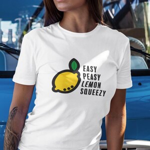 Easy Peasy Lemon Squeezy Grafik-T-Shirt, Lemon Pun, Softstyle T-Shirt