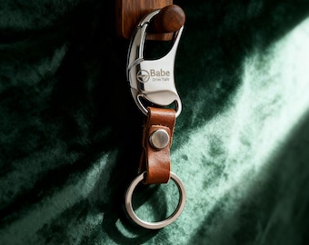 Gepersonaliseerde sleutelhanger van titaniumlegering met leren band | Op maat gegraveerde sleutelhanger | Handgemaakt cadeau voor mannen en vrouwen | Autosleutelhouder
