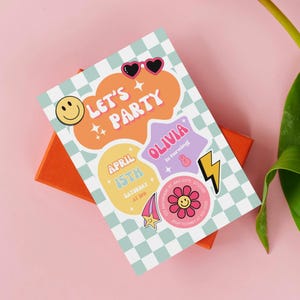 Cartão de convite de aniversário retrô Smiley xadrez | Modelo Canva editável | Digital e imprimível | Convite para festa Smiley Girls | Modern Tween