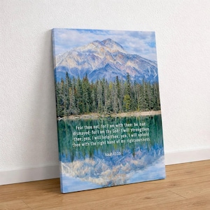 Puede incluir: Impresión en lienzo que presenta un paisaje montañoso con un lago y árboles. La imagen incluye texto de Isaías 41:10. La obra de arte se exhibe en una pared blanca y un suelo de madera.
