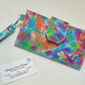 Cartera con correa para la muñeca, billetera de tres pliegues, estampado batik colorido, billetera organizadora, chequera, accesorio para teléfono celular, monedero pequeño
