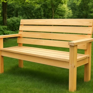 Könnte beinhalten: Eine hellfarbene Holzbank mit Lattenrücken und Sitzfläche sowie Armlehnen. Die Bank befindet sich im Freien auf einem grünen Rasen, umgeben von Bäumen und Büschen. Die Bank ist aus Holz.