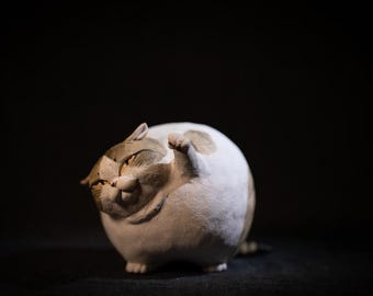 Japanische Keramikkatzenskulptur: Vorsichtig Pawing Toneko Art
