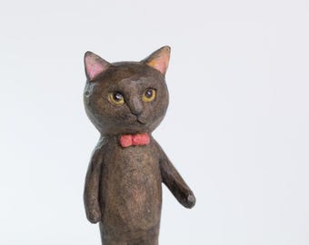 Handgeschnitzte hölzerne Katzenskulptur 11 - entzückende gekrönte stehende starrende Pose, einzigartiges Kunsthandwerk