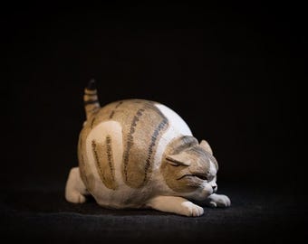 Japanische Katzenskulptur aus Keramik: Anthropomorphe Keramikkunst