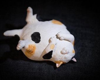 Happy Ceramic Cat Sculpture: Japanese-Style Pottery Art