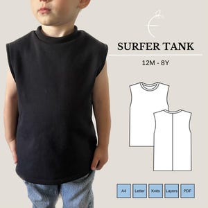 Może przedstawiać: Wzór czarnej koszulki bez rękawów dla dzieci, zwanej "Surfer Tank", rozmiary od 12 miesięcy do 8 lat. Wzór jest dostępny w formatach A4, Letter, Knits, Layers i PDF.