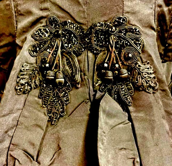 Chaqueta negra estilo victoriano hecha de satén con bordados cosidos a  mano, finos detalles de cuentas y Envío