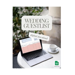 Op de afbeelding: Een laptop met een sjabloon voor een gastenlijst voor een bruiloft, met de tekst "WEDDING GUESTLIST" en "digital download". Een witte kop en schotel staan op een kleine witte tafel. Het Google Sheets-logo is zichtbaar.