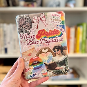 Mehr Stolz, weniger Vorurteil, Kindle Insert | Pride Month Druckbare klare Hülle einfügen | LGBTQ+ Bookish Decor | Liebe ist Liebe digitaler Download