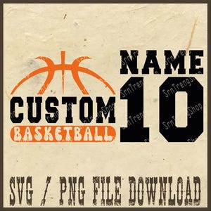 以下が含まれることがあります： カスタマイズ可能なバスケットボールジャージのデザインのデジタルダウンロード。デザインは、黒いラインが入ったオレンジ色のバスケットボールと、黒い文字で「CUSTOM BASKETBALL」というテキストが特徴です。ジャージの番号は黒で「10」、テキスト「NAME」は黒です。デザインはベージュの背景です。