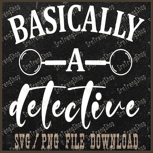 Op de afbeelding: Zwart-wit grafisch ontwerp met de tekst "BASICALLY A DETECTIVE" en twee vergrootglazen. De tekst "SVG/PNG FILE DOWNLOAD" staat onderaan het ontwerp.