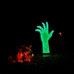 Halloween led zombie handtuindecoratie | Spookachtige zombiehand oplichtend | Gloeiende Halloween-decoratie | Halloween-display voor binnen of buiten