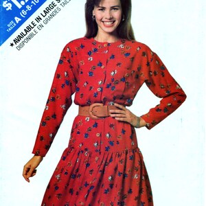 Puede incluir: Un patrón de costura vintage que muestra un vestido rojo con un diseño floral, mangas largas y cintura con cinturón. El patrón es para tallas 6-14 y está marcado como "Muy fácil". La imagen también incluye el precio de $1.99.