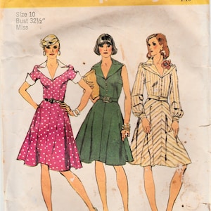 Op de afbeelding: Een vintage Simplicity naaipatroon voor een jurk, met drie vrouwen die verschillende stijlen jurken dragen. Het patroonnummer is 6092 en de maat is 10, borstomvang 82,5 cm. De jurken zijn een roze jurk met witte stippen, een groene jurk met een mouwloos lijfje en een gestreepte jurk met lange mouwen.