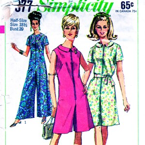 Może przedstawiać: Wzór szycia Simplicity w stylu vintage z trzema projektami mody damskiej. Okładka zawiera tekst "377 Simplicity" i "Half-Size Size 18 1/2 Bust 39". Projekty obejmują kombinezon, kombinezon i sukienkę.