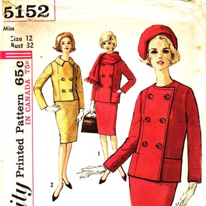 Puede incluir: Patrón de costura Simplicity impreso 65c, un patrón de costura vintage para un conjunto de falda y chaqueta. El patrón muestra tres estilos diferentes del atuendo, uno en amarillo, uno en rojo y uno en rojo con un sombrero a juego.
