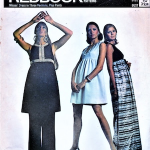 Puede incluir: Un patrón de costura vintage para un vestido en tres estilos. El patrón es de la revista Redbook y es para la talla 10, busto 81 cm. El patrón muestra a tres mujeres usando el vestido en diferentes estilos.