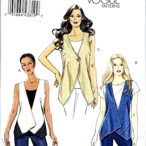 Könnte beinhalten: Vogue-Schnittmuster V8713 zeigt drei Westendesigns. Die Abbildung zeigt eine Frau, die eine beige Weste mit einem Knopf, eine weitere in Weiß und Schwarz und eine dritte in blauem Denim trägt. Die Schnittmustergröße ist F5 (16-18-20-22-24).