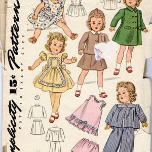 Könnte beinhalten: Ein Vintage-Schnittmusterumschlag von Simplicity, Nummer 4851, Größe 16 Zoll, mit Illustrationen von Kindern in verschiedenen Outfits, darunter ein Blumenkleid, ein gelbes Kleid, ein brauner Anzug, ein grüner Mantel und ein blau gestreifter Schlafanzug.