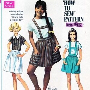 Op de afbeelding: Vintage Simplicity naaipatroon 8065 met illustraties van drie figuren in minirokken en tops. Het patroon bevat instructies voor het maken van een rechte dart. De tekst luidt "A 'How to Sew' Pattern."