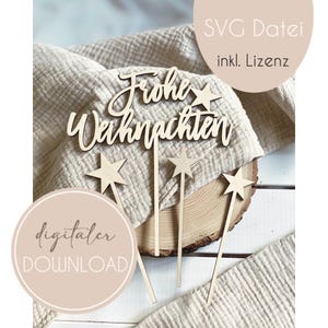 Może przedstawiać: Drewniany topper na ciasto świąteczny z tekstem "Frohe Weihnachten" i czterema gwiazdami. Topper znajduje się na jasnobrązowej powierzchni.