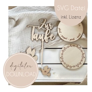 Könnte beinhalten: Taufdekorationen aus Holz, darunter ein Tortenaufsatz mit den Worten "Zur Taufe", Tauben und runde Holzstücke. Das Bild enthält auch den Text "digitaler DOWNLOAD" und "SVG Datei inkl. Lizenz".
