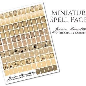 Könnte beinhalten: Ein Blatt mit druckbaren Miniatur-Zauberspruchseiten mit einer Pergamentpapiertextur und schwarzer Tinte. Die Seiten zeigen verschiedene Illustrationen und Texte, darunter einen Schädel, eine Katze, einen Vogel und ein Haus. Der Text oben lautet "MINIATURE SPELL PAGES" und "Jessica Armstrong © THE CRAFTY GOBLIN".