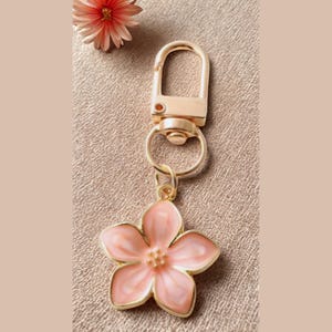 桜の花のキーホルダー、ピンクのエナメルキーホルダー、ゴールドの花のチャーム、美しいバッグチャーム、かわいいキーリング、彼女へのギフト、日本の桜のキーホルダー