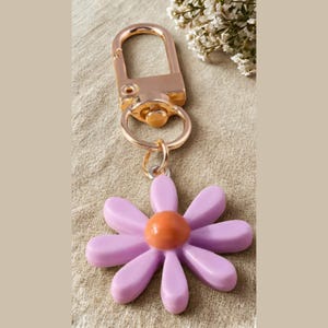 Cute Daisy Flower Keychain - Aesthetic Bag Charm, Pastel Acrylic Key Ring, Gold Clip Key Holder, Cute Gift for Her, Bag Accessories.