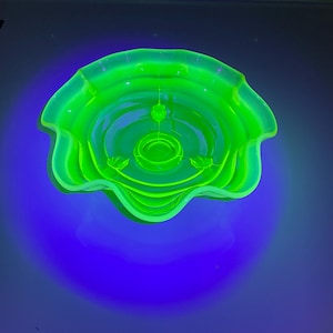 Fenton Green Wave Bowl - Flouresces, Glows, Uranium